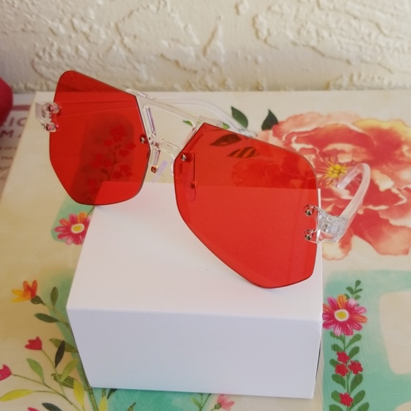 OVERSIZED CLEAR  UNISEX DESIGN SUNGLASSES. - Picture 2 of 4